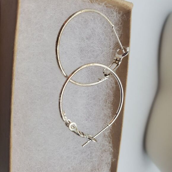 Jewelry - Delicate slender circle hoop silver toned earrings‎
